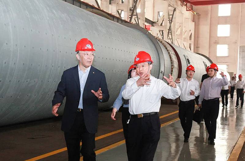 中國(guó)建筑材料聯(lián)合會(huì)黨委書記、會(huì)長(zhǎng)閻曉峰一行親臨鵬飛集團(tuán)調(diào)研