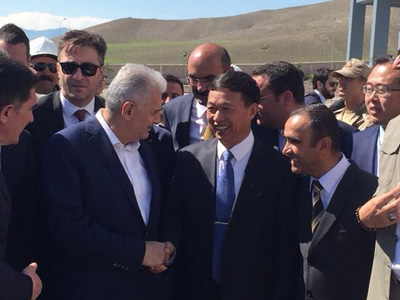 董事長王家安與時(shí)任土耳其總理耶爾德勒姆共同出席鵬飛集團(tuán)在土耳其承建的3000t/d水泥生產(chǎn)線剪彩儀式，并親切交談